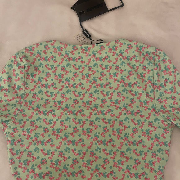 Bo + Tee green floral long sleeve work out top - Picture 3 of 3